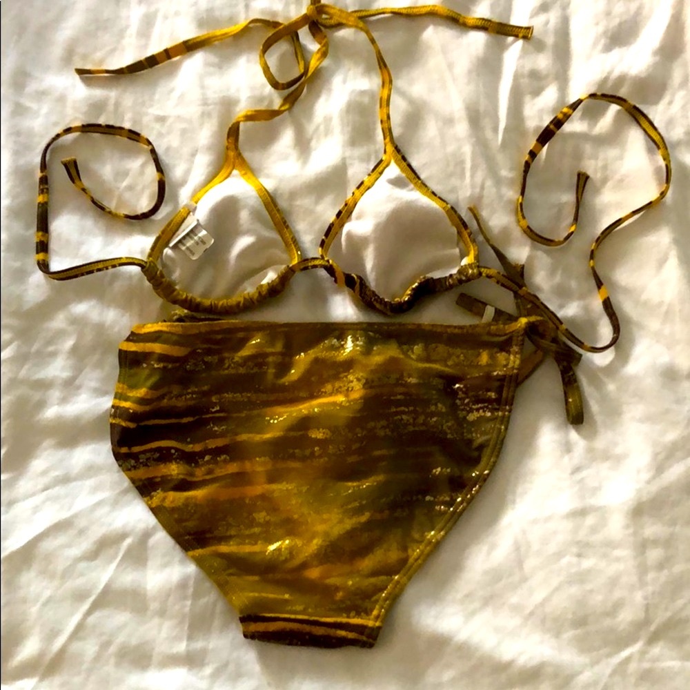 Bikinis - Picture 2 of 2